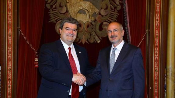 El alcalde de Bilbao estrecha la mano al embajador israelí.