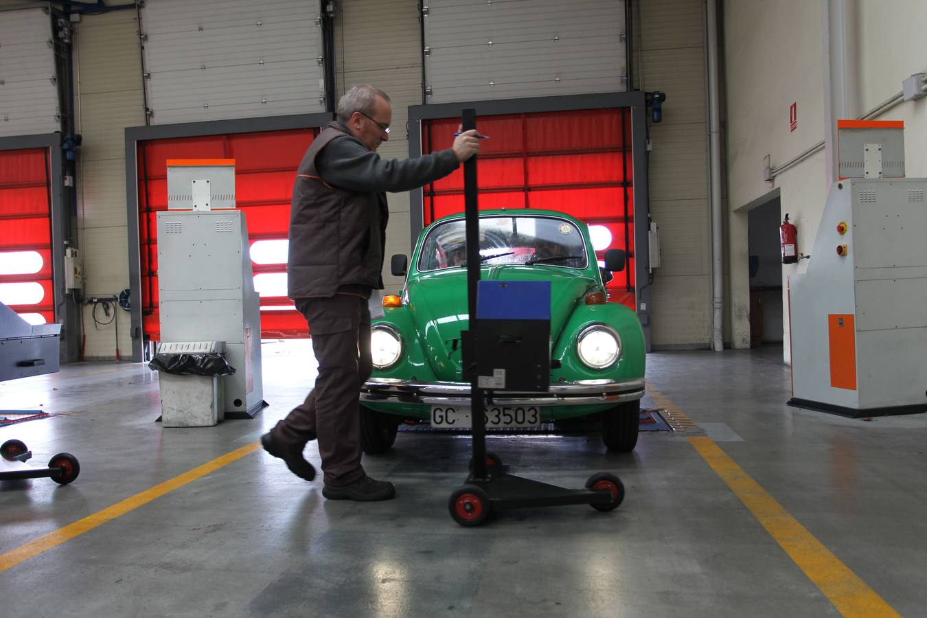 Un operario examina un vehíuclo en la ITV de Vitoria.