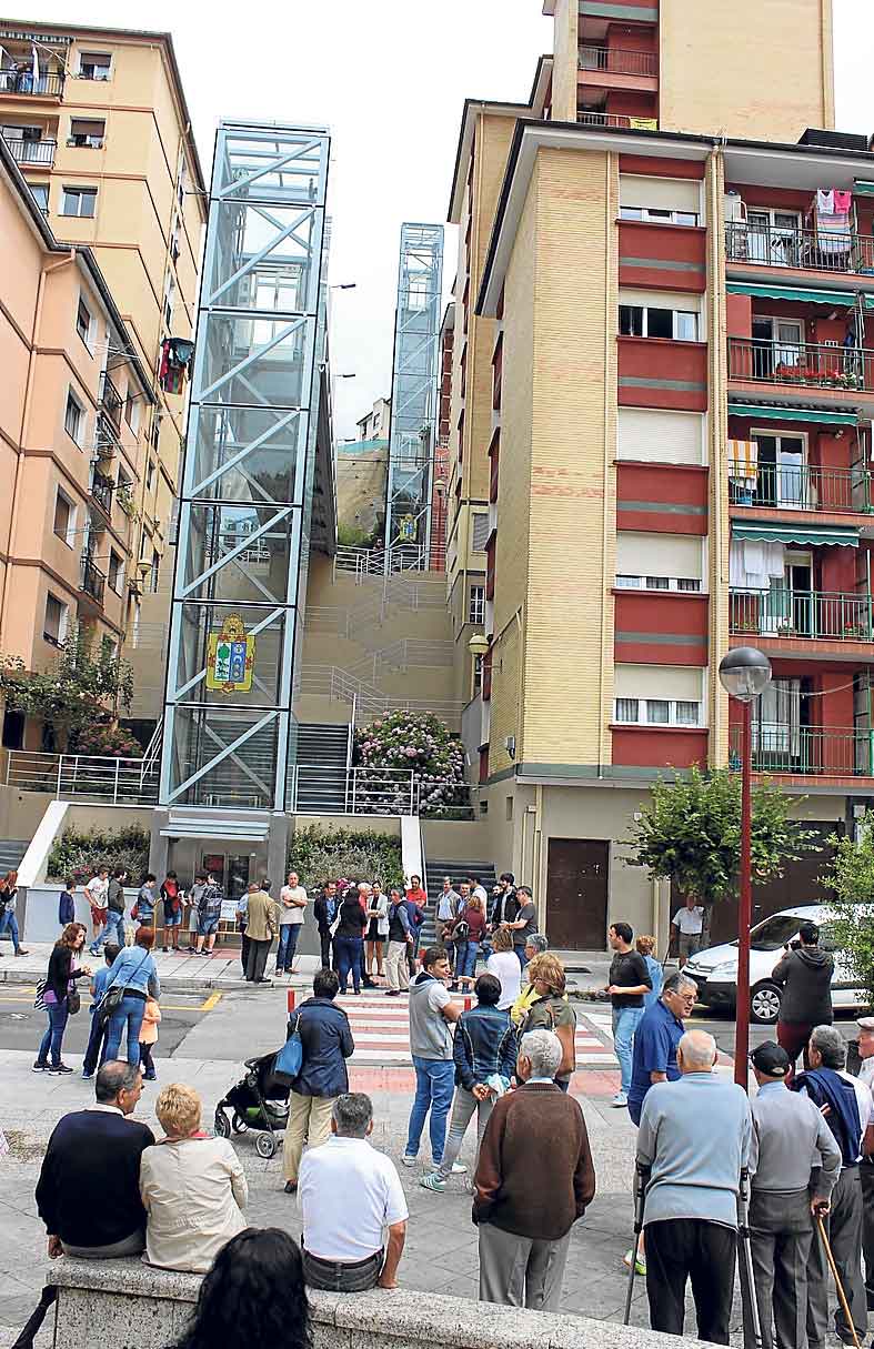 La inauguración del ascensor causó una gran expectación.