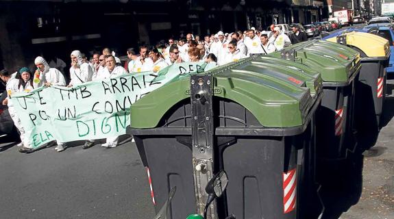Los trabajadores de la TMB, vestidos con sus buzos de faena, durante una manifestación. 
