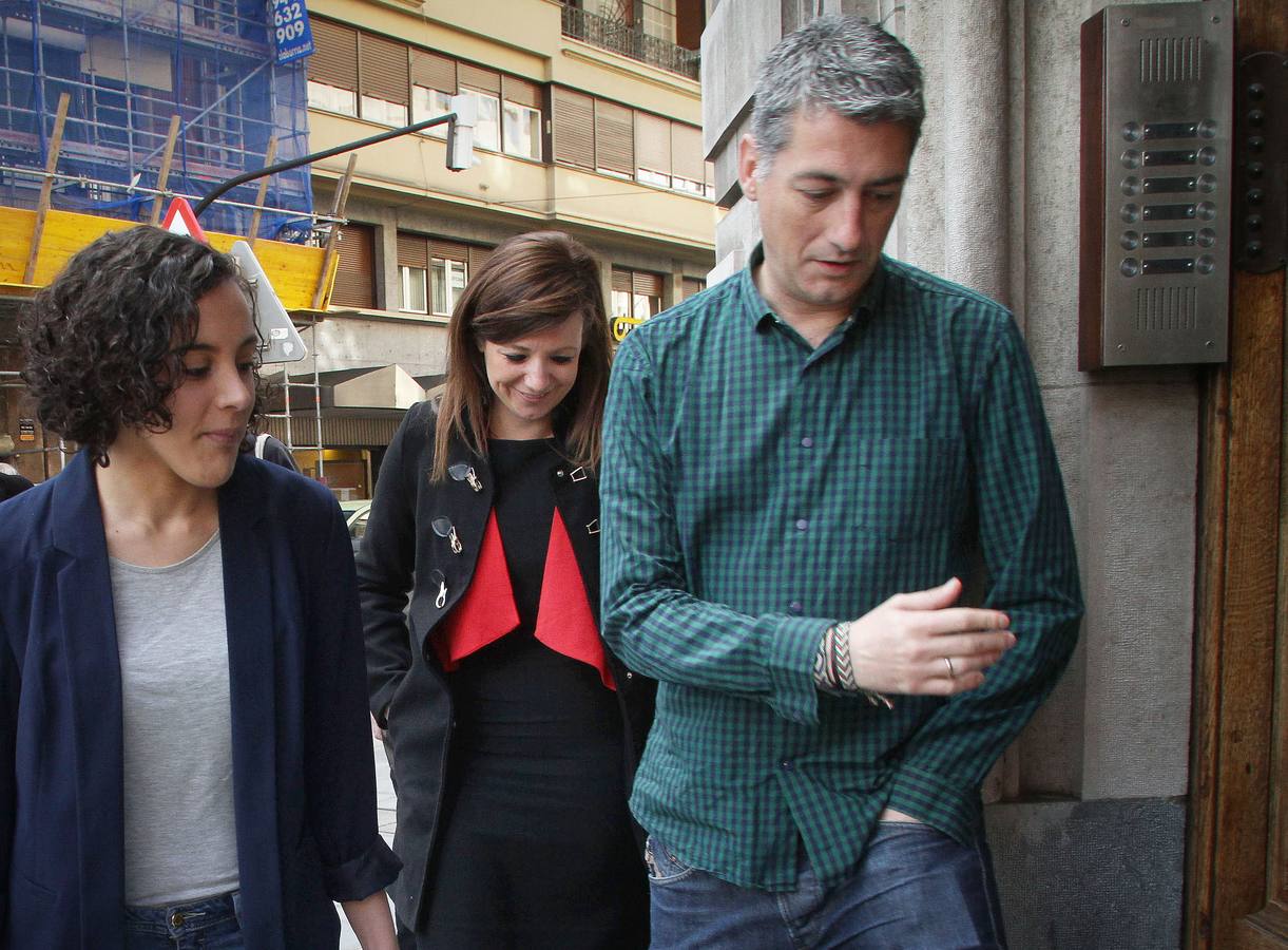 La secretaria general de Podemos, Nagua Alba, junto al candidato de EH Bildu, Oskar Matute.