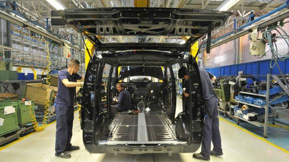 Varios operarios trabajan en la fábrica de Mercedes-Benz en Vitoria. 