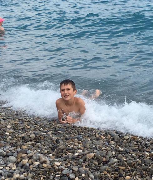 Brodie, de 11 años, posa para la foto. En el atentado murieron él y su padre.
