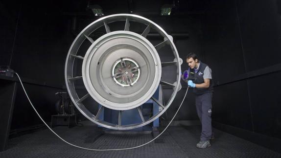 Imagen del proceso de producción de una pieza de un motor de avión en la firma ITP. 