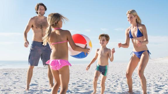 La playa es uno de los lugares preferidos para disfrutar en familia de las vacaciones.