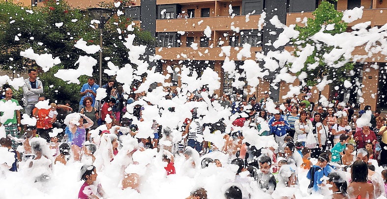 La fiesta de espuma es uno de los actos favoritos de los pequeños