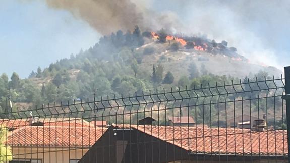 Las llamas consumen un monte cercano a una urbanización en Labastida.