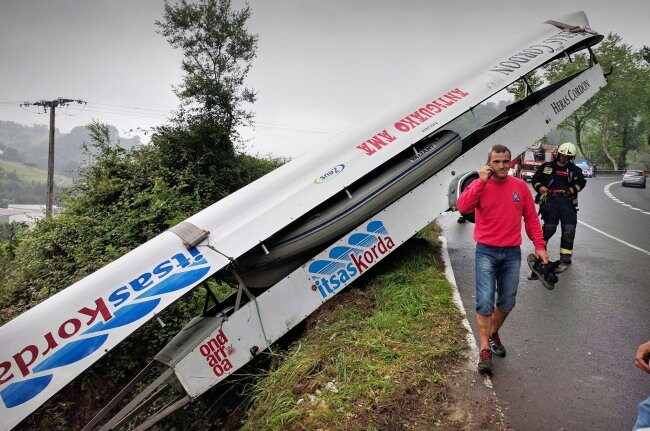 El remero ondarrutarra Gotzon Arrasate frente al remolque instantes después del accidente. 