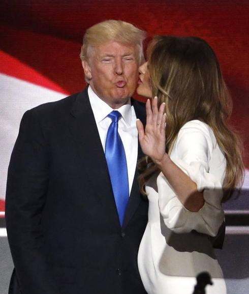 Donald Trump recibe la felicitación de su esposa.