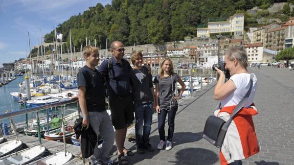 Grupo de turistas alemanes en el Puerto de San Sebastián