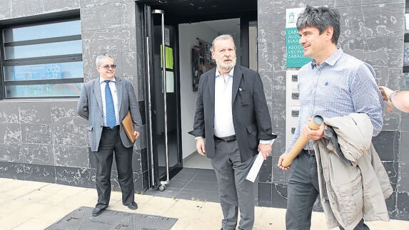 José Luis Sabas junto a Álvaro Iturritxa, antes de acceder a la reunión en Zabalgana