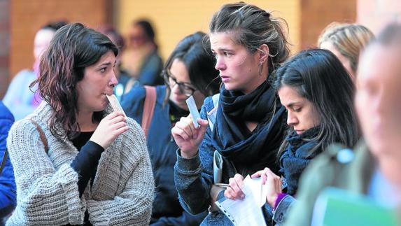 Opositoras cambian impresiones antes de las pruebas celebradas el 18 de junio en Logroño.