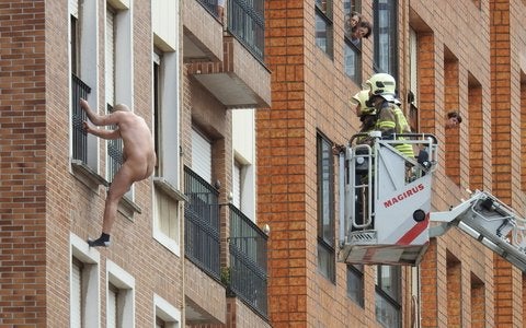 Completamente desnudo, el hombre se apoyó en el alféizar de la ventana del cuarto piso.