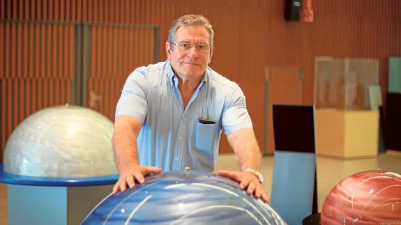 El profesor Manuel Montero, en el Parque de las Ciencias de Granada. 