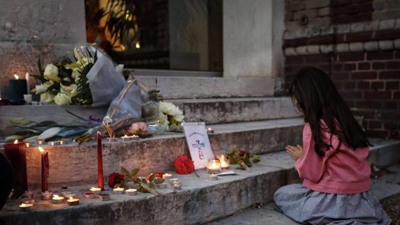 Una niña ora junto a un memorial por las víctimas del atentado de Niza.