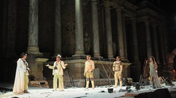 Las eternas tablas del Teatro Romano han sido el escenario de ‘Aquiles, el hombre’ desde el pasado miércoles, en el 62º Festival Internacional de Teatro Clásico.