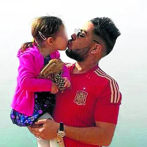 El padre, huido a Argelia, besa a su hija. 