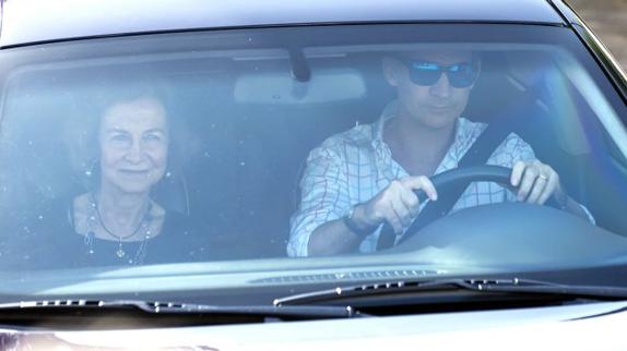 El Rey abandona la celebración del cumpleaños de su tía, doña Pilar, con su madre, Sofía, de copiloto. Letizia no fue.