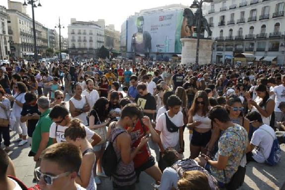 Cerca de 3.000 personas se concentraron en la madrileña Puerta del Sol el jueves en una gran quedada masiva de Pokémon. 