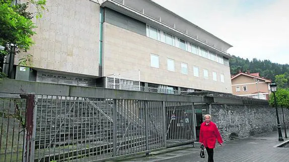 Una mujer pasea frente a las instalaciones del Palacio de Justicia de Gernika.