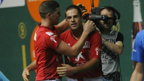 Olaizola II y Untoria celebran la victoria. 