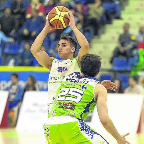 Dani Lorenzo, con el balón en las manos, durante un choque de la pasada campaña. 