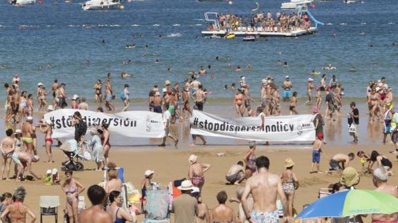Protesta de Etxerat en la playa de La Concha en San Sebastián.
