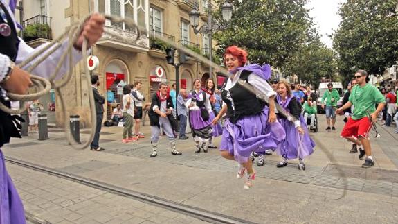 En el paseíllo de los blusas y neskas no faltan los brincos y saltos, incluso con una soga de por medio.