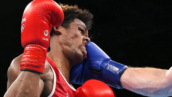 El boxeador ecuatoriano Carlos Andrés Mina, recibiendo un golpe bestial.