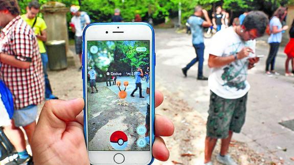 Chavales se divierten durante la ‘pokequedada’ que acogió ayer el parque de La Florida. 