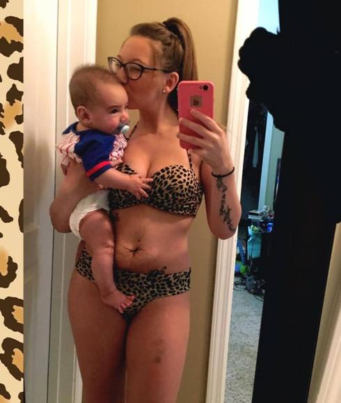 Lexi Sinclair posa delante del espejo con su bebé en brazos.