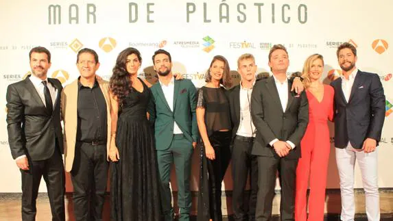 Los protagonistas de "Mar de plástico" en el estreno de la serie en Vitoria