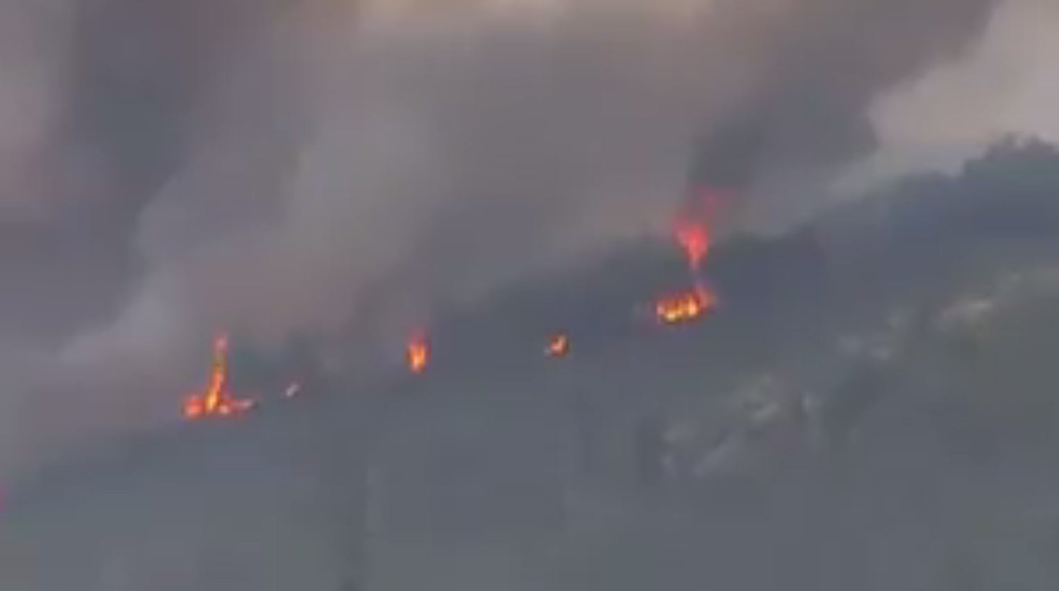 Vídeo grabado por un vecino que prueba el fuego intencionado.