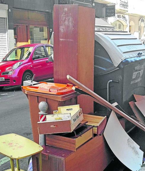 Enseres voluminosos apilados en la calle Florida