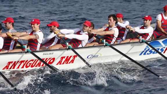 La trainera de Ondarroa, ganadora en Castro Urdiales. 