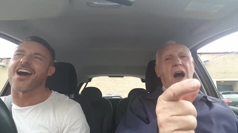 Imágenes de padre e hijo, cantando en el coche