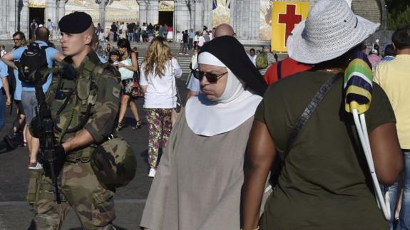 Una religiosa y un soldado, compartiendo espacio en Lourdes.