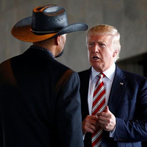 Donald Trump habla con el sheriff del condado de Milwaukee David Clarke Jr.