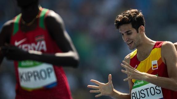 David Bustos se lamenta tras la semifinal del 1.500.