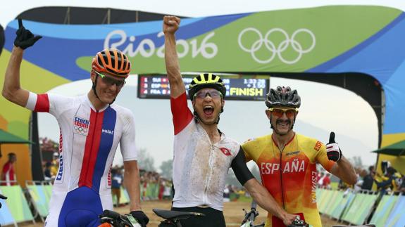 Un trío de ases que muestra su euforia nada más finalizar la prueba; el checho Kulhavy (segundo), el suizo Schurter (ganador) y Coloma (bronce). 