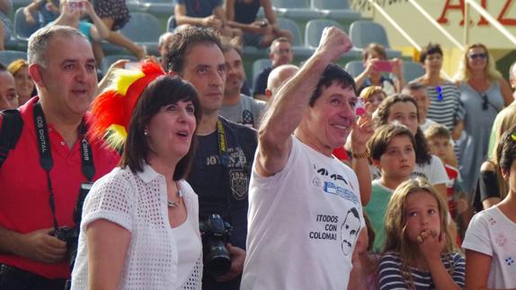 Encarnación Nicolás y Carlos Coloma, padres de Carlos Coloma, celebran la medalla del riojano.