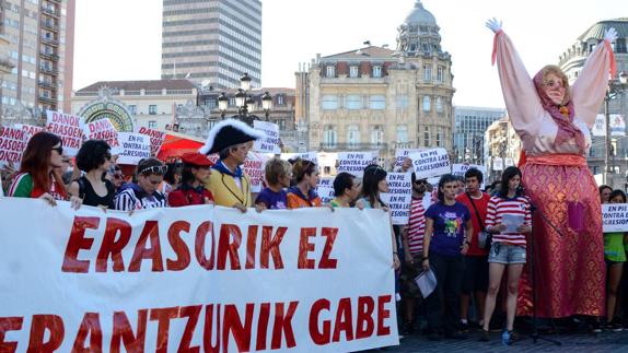 Cientos de personas se concentraron este lunes en el Arriaga en protesta por la agresión.