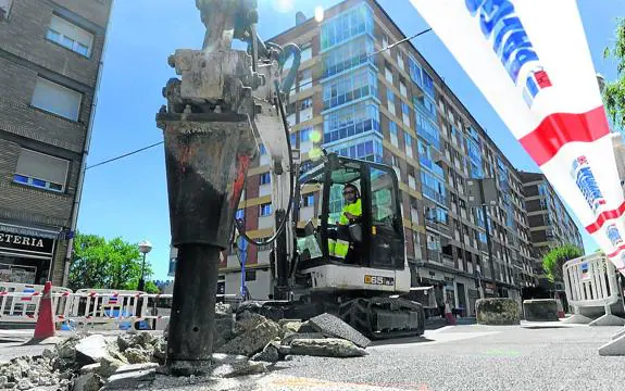 Una máquina ha comenzado este lunes a trabajar en el cruce de la calle Galicia y Andalucía. 