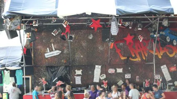 Fotos de presos cuelgan del techo de la txosna de Txori Barrote en la Aste Nagusia de Bilbao. 