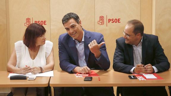 Pedro Sánchez, junto a la presidente del PSOE, Micaela Navarro y el secretario de Organización, César Luena.