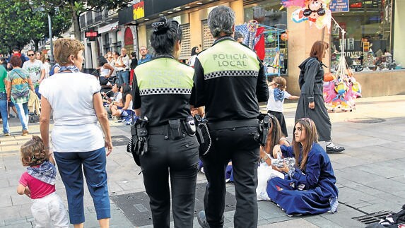 Dos agentes patrullan por la calle Dato antes de un paseíllo en La Blanca