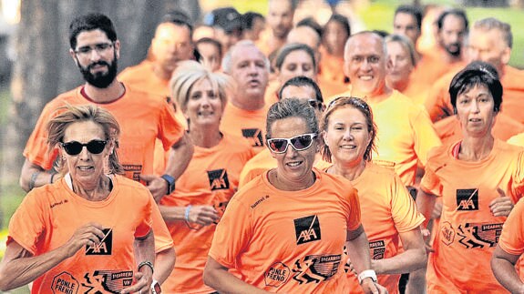 Un grupo avanza por lap ista del parque de Arriaga