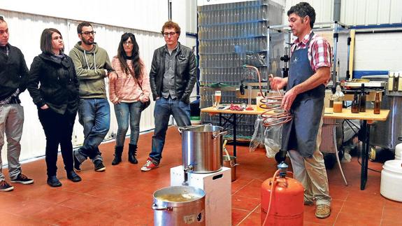 Jon Etxeandia, maestro cervecero, reconoce que el proceso es muy sencillo desde el punto de vista técnico.