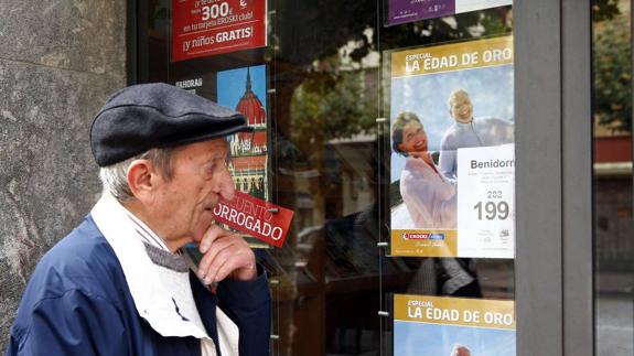 Personas mayores jubiladas informándose de viajes del Imserso.