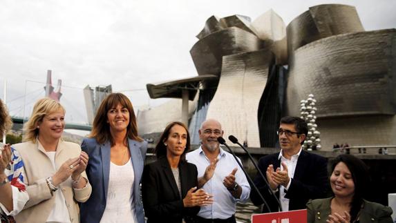 La candidata a lehendakari por el PSE-EE Idoia Mendia, en la ría de Bilbao en la presentación de la campaña.